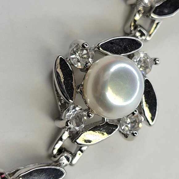 White Pearls Bracelet with Crystals in Silvery Rhodium Floral Shape Bracelet - Picture 5 of 9